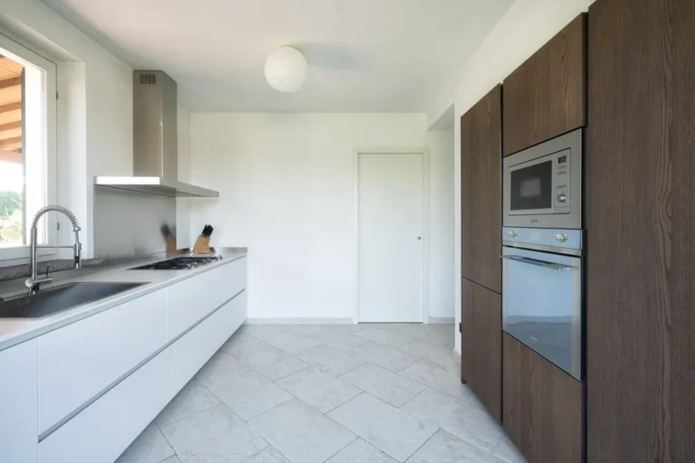 White designer kitchen with gas hob, oven and microwave